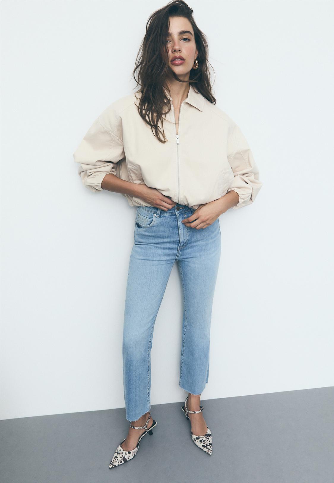 D78 Cropped flared jeans Women's fashion Stradivarius Georgia