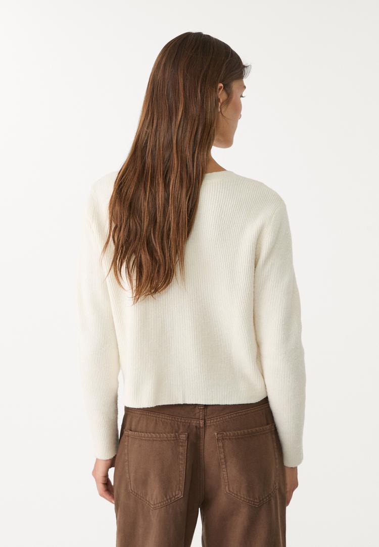 strickjacke-mit-knopfen-und-rippenmuster