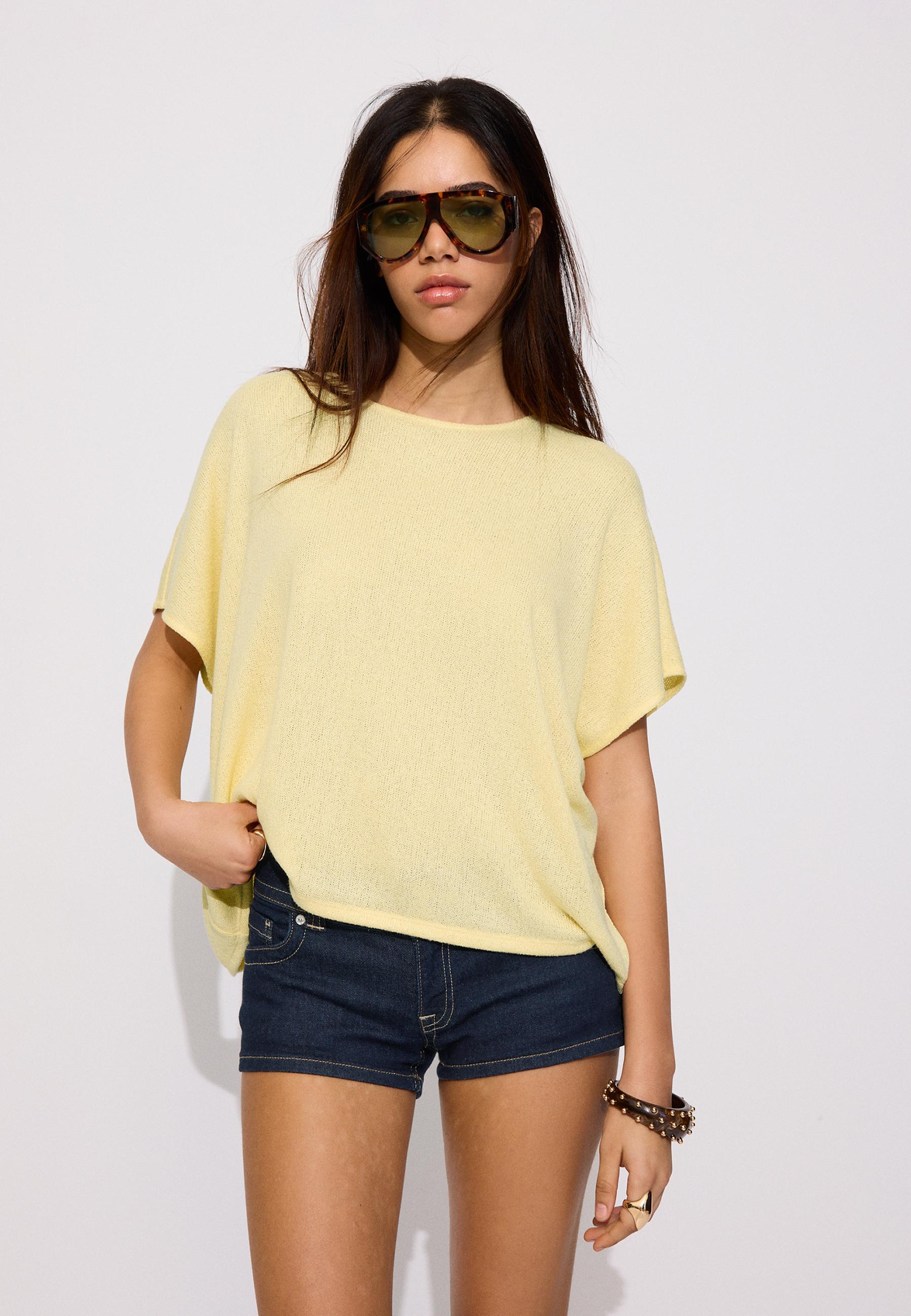 Rustic cape T-shirt — Pastel yellow