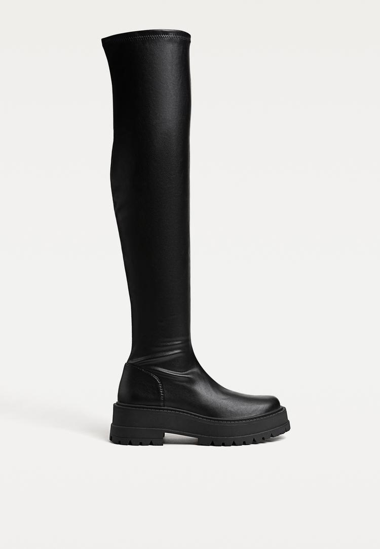 flache-xl-stiefel-in-schwarz-mit-profilsohle