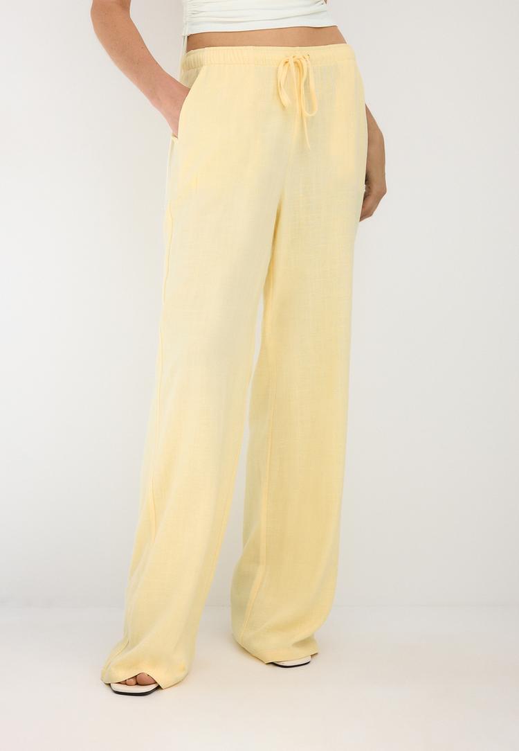 Stradivarius Pantaloni Fluizi Cu Aspect De In Galben Pastel S