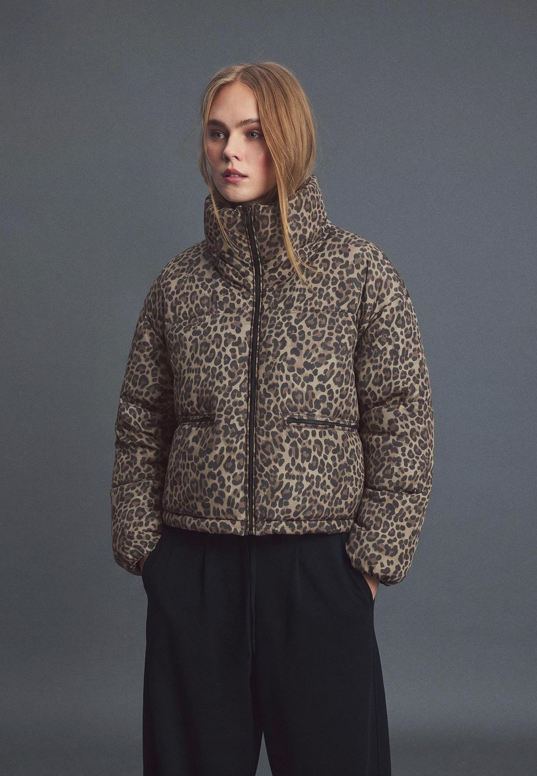 Stradivarius Καπιτονέ Crop Τζάκετ Με Ψηλό Γιακά Print Μεσαίο Μπεζ M