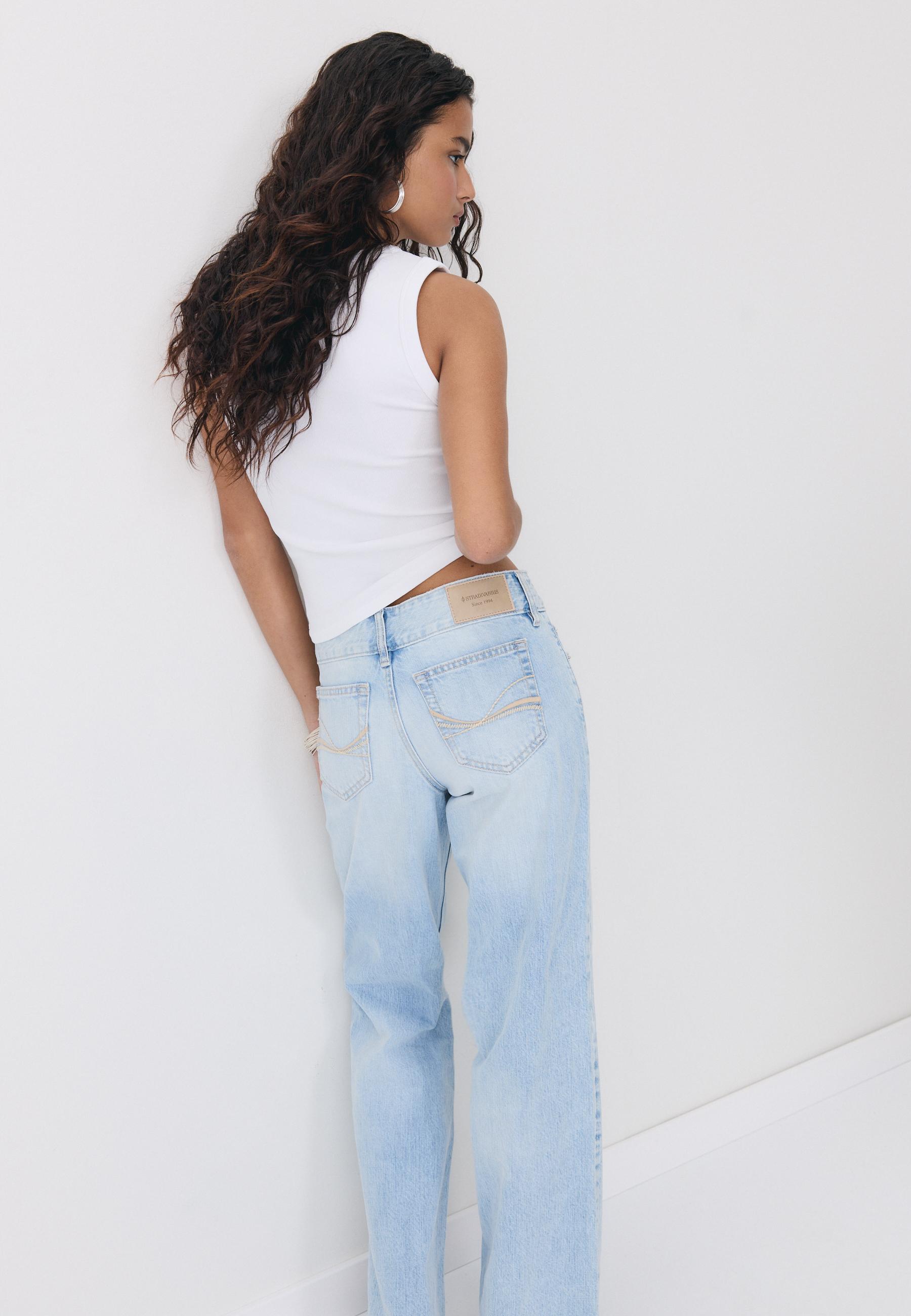 B04 Basic fitted sleeveless top — White
