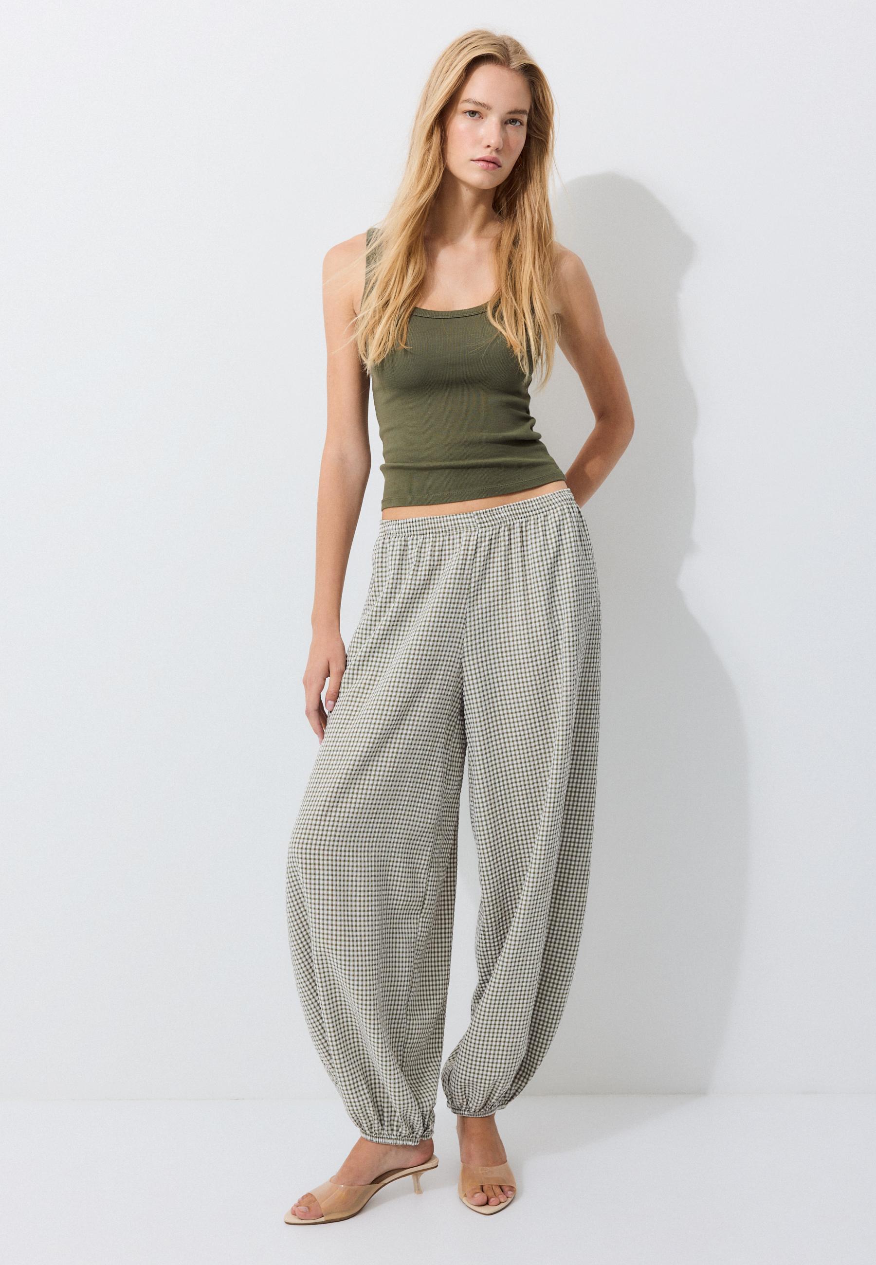 Stradivarius Kare desenli volümlü pantolon görsel 7