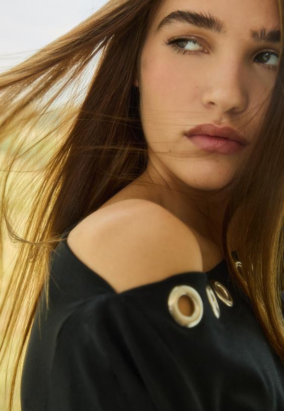 asymmetrisches-tshirt-mit-osen