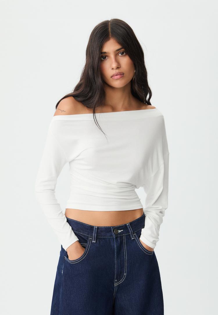 camiseta cuello asimetrico