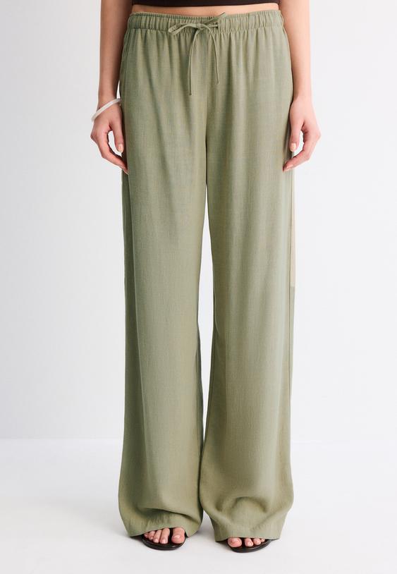 pantaloni fluidi effetto lino
