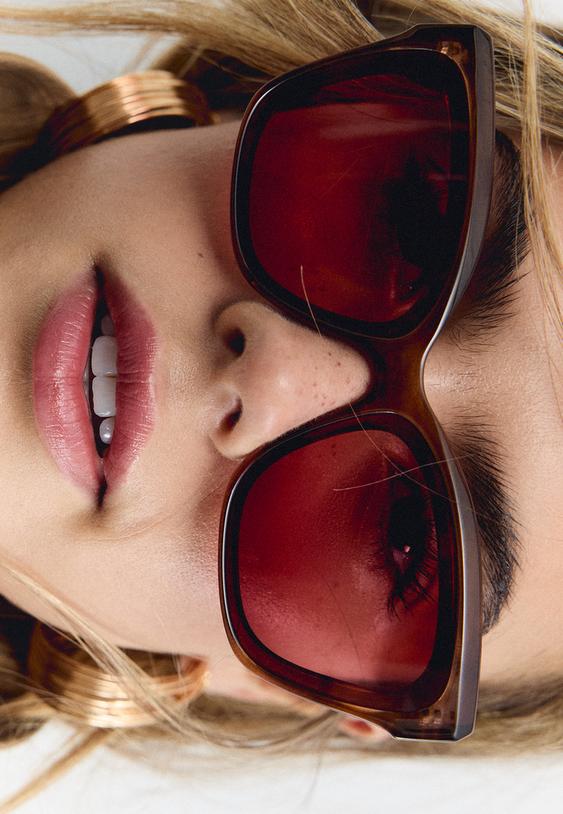 kastenformige-kunststoffbrille-mit-farbigem-glas