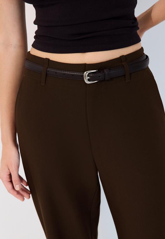 soepelvallende rechte broek met riem