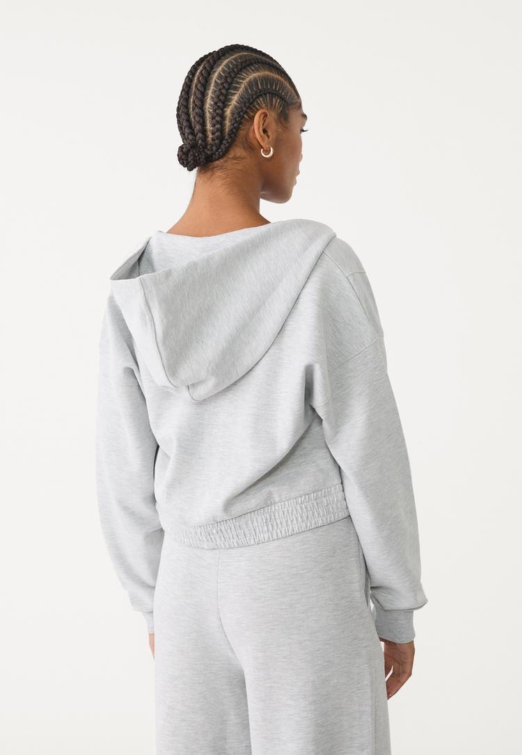 sudadera capucha bolsillos