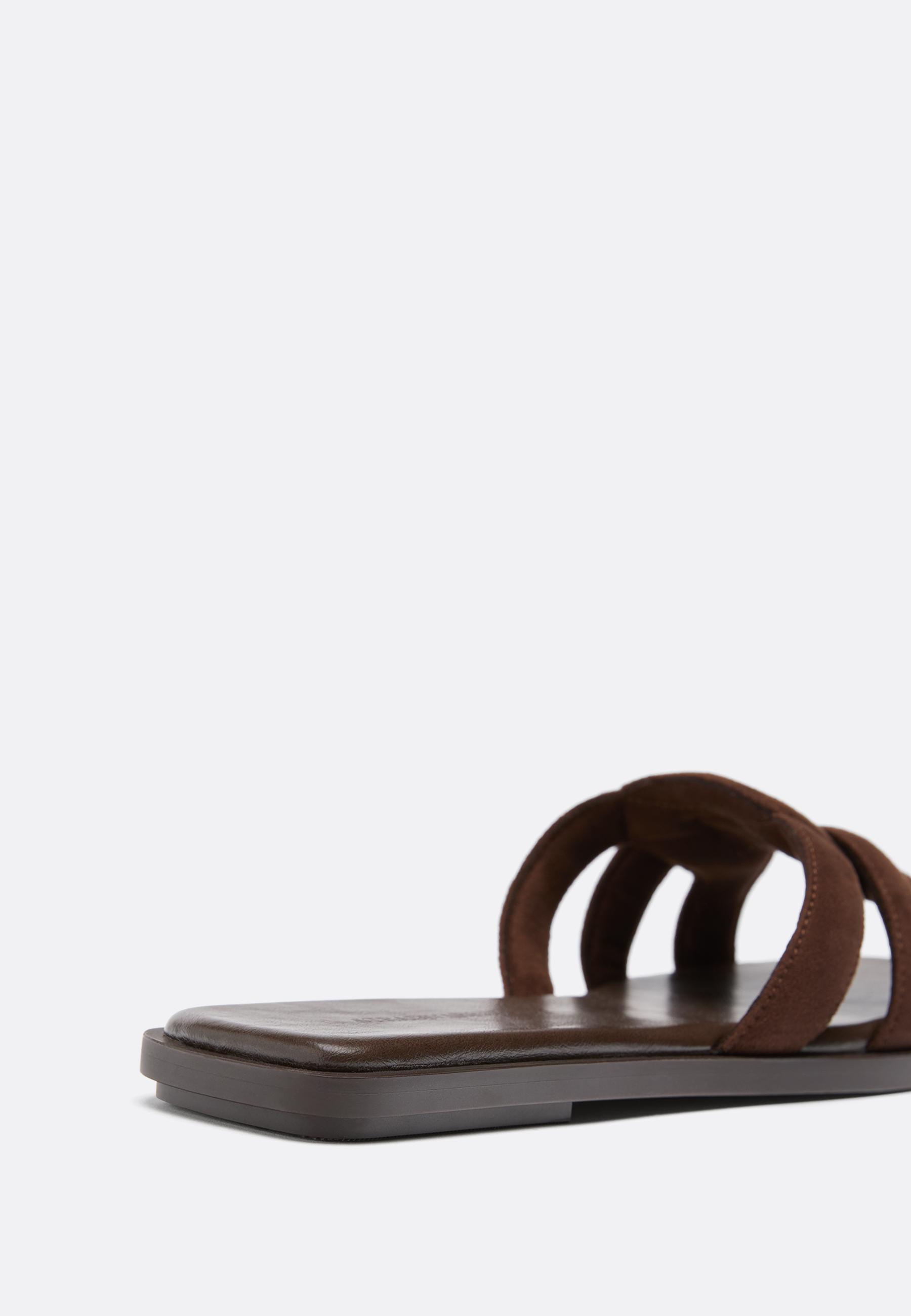 Flat leather effect sandals — BROWN