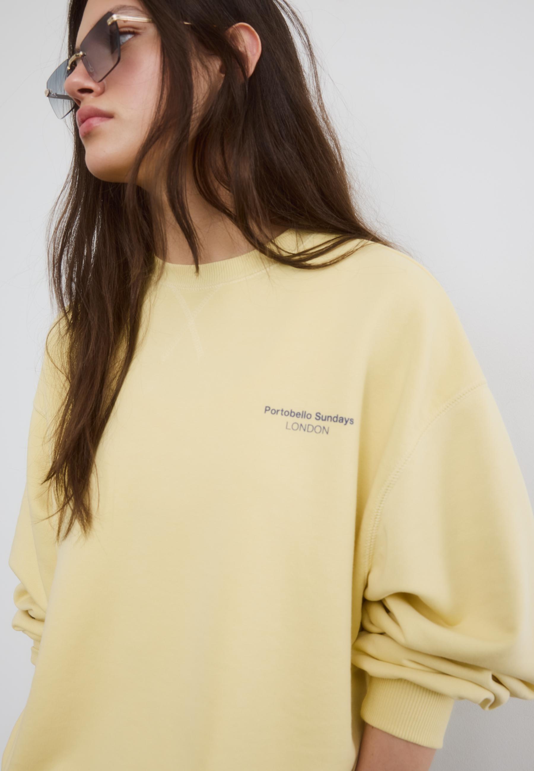 Long sleeve round neck text sweatshirt — Pastel yellow