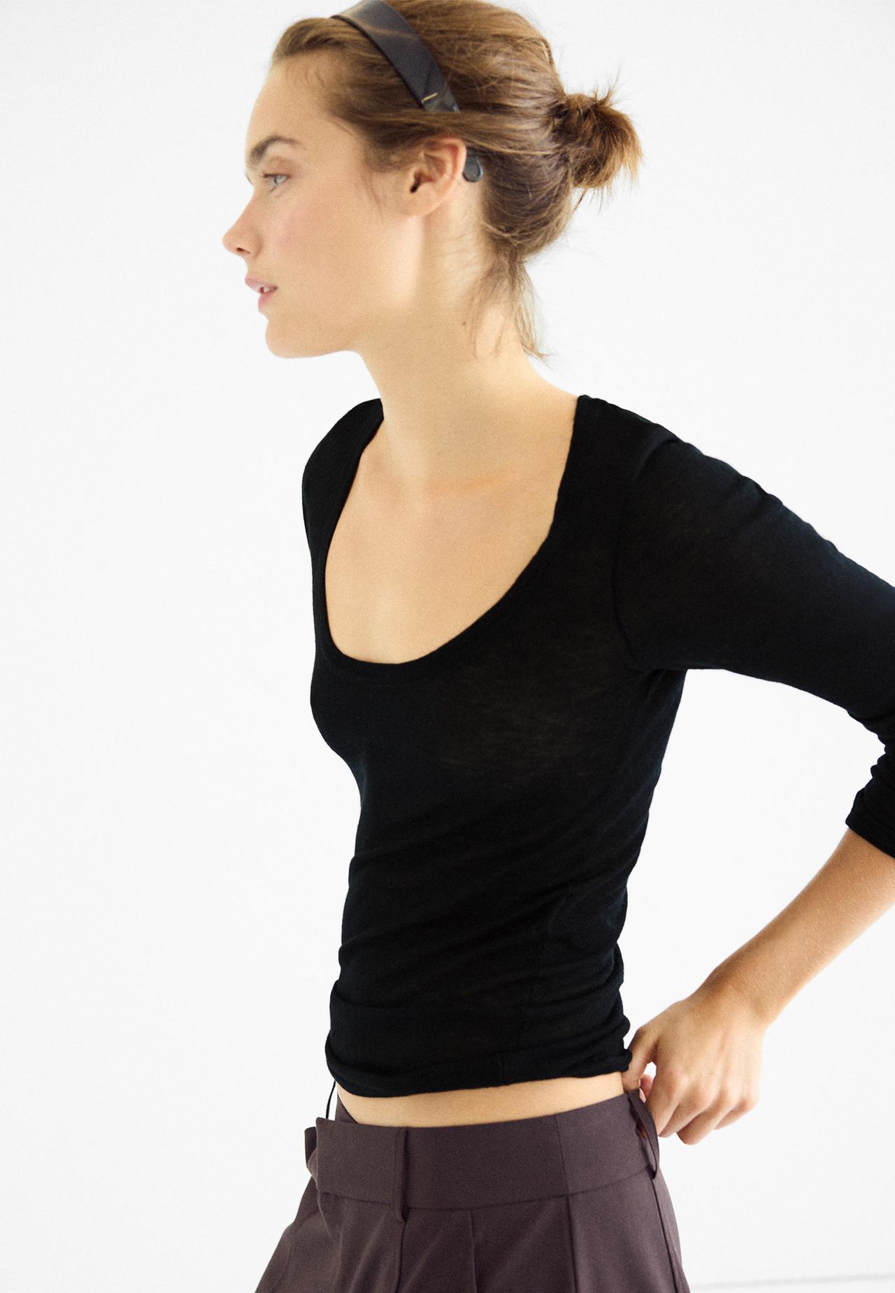 Basic wool and silk round neck jumper — Black