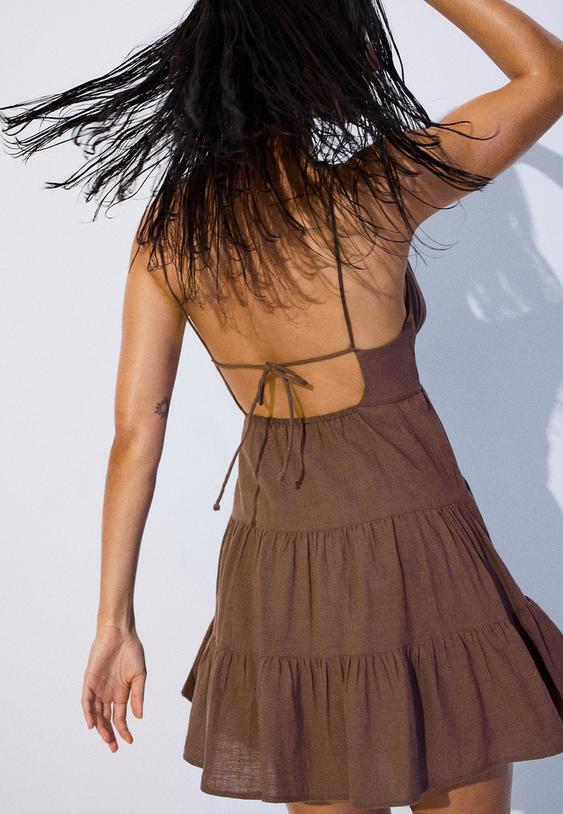 Къса Ефирна Рокля С Връзки На Гърба