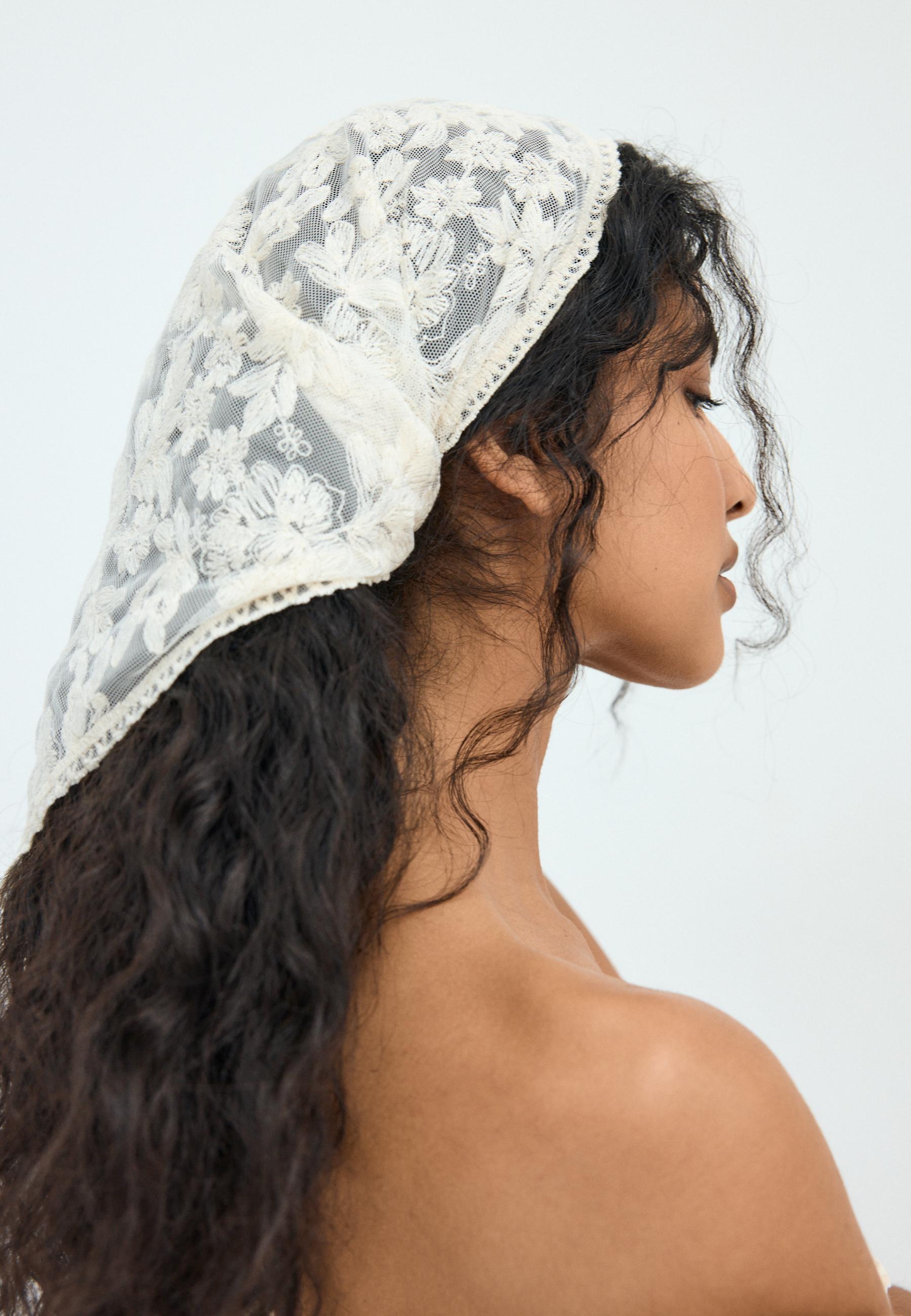 Embroidered lace sarong — Ecru