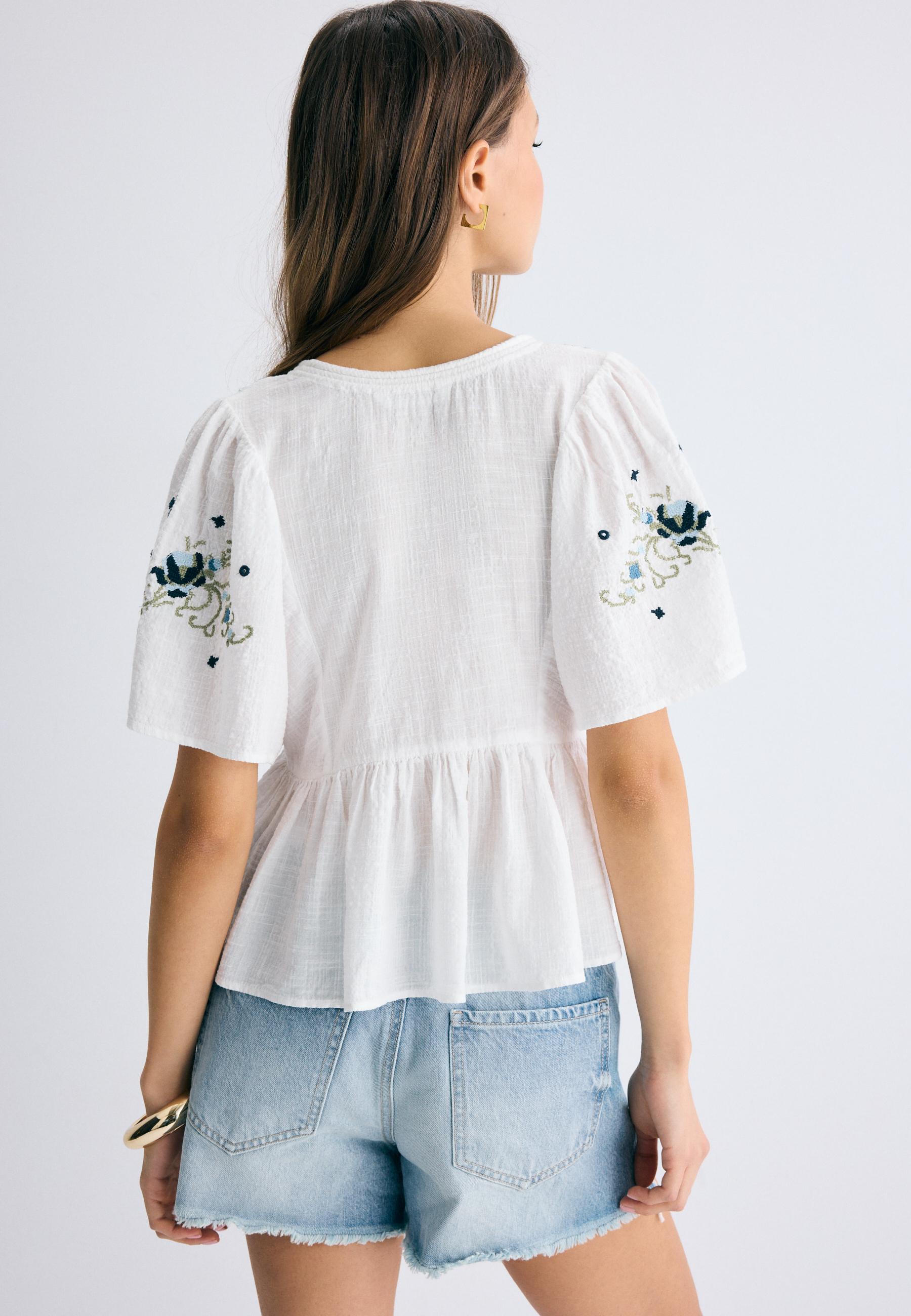 Contrast embroidery short sleeve blouse — Ecru