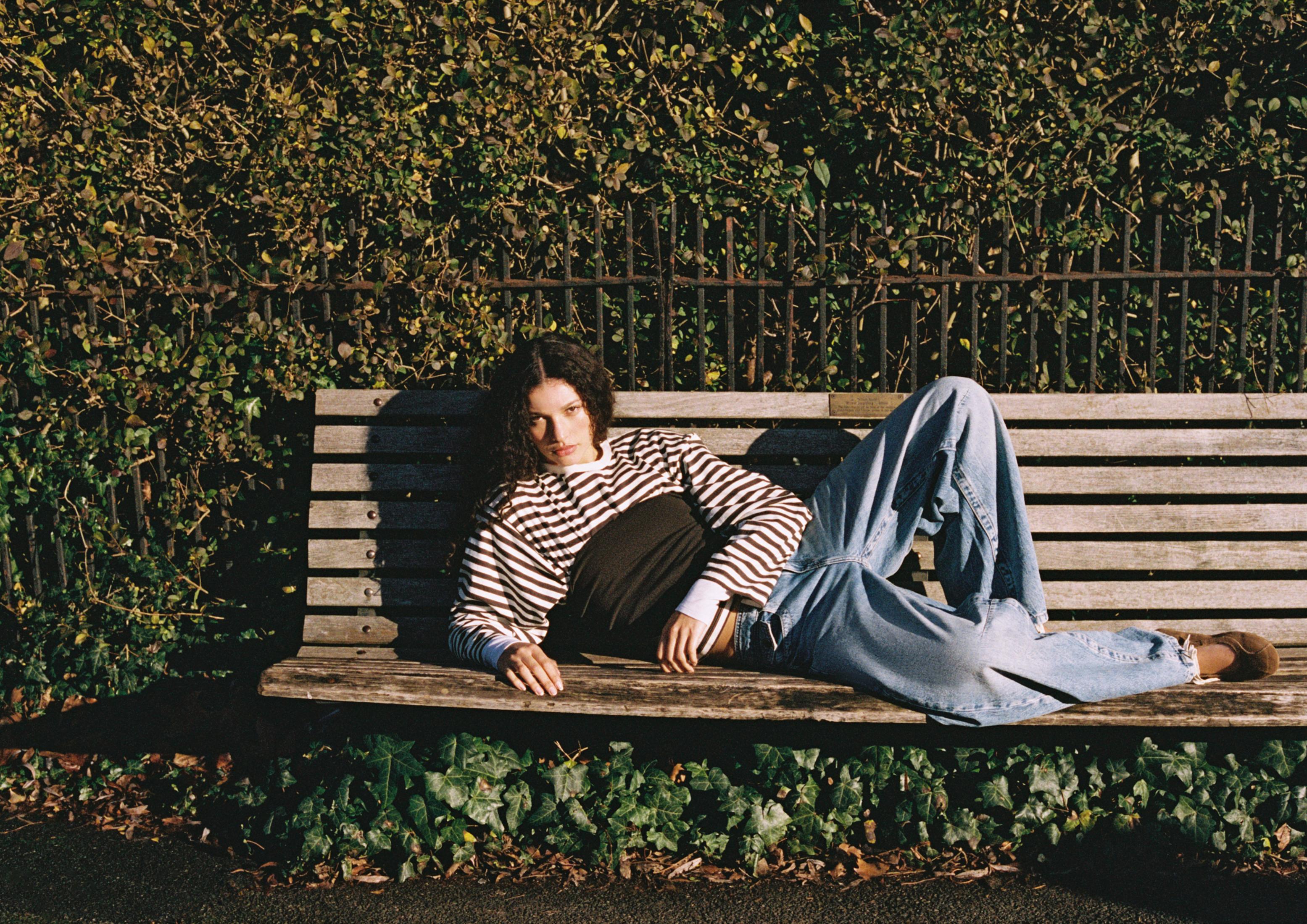 Low-rise barrel jeans — MEDIUM LIGHT BLUE DENIM