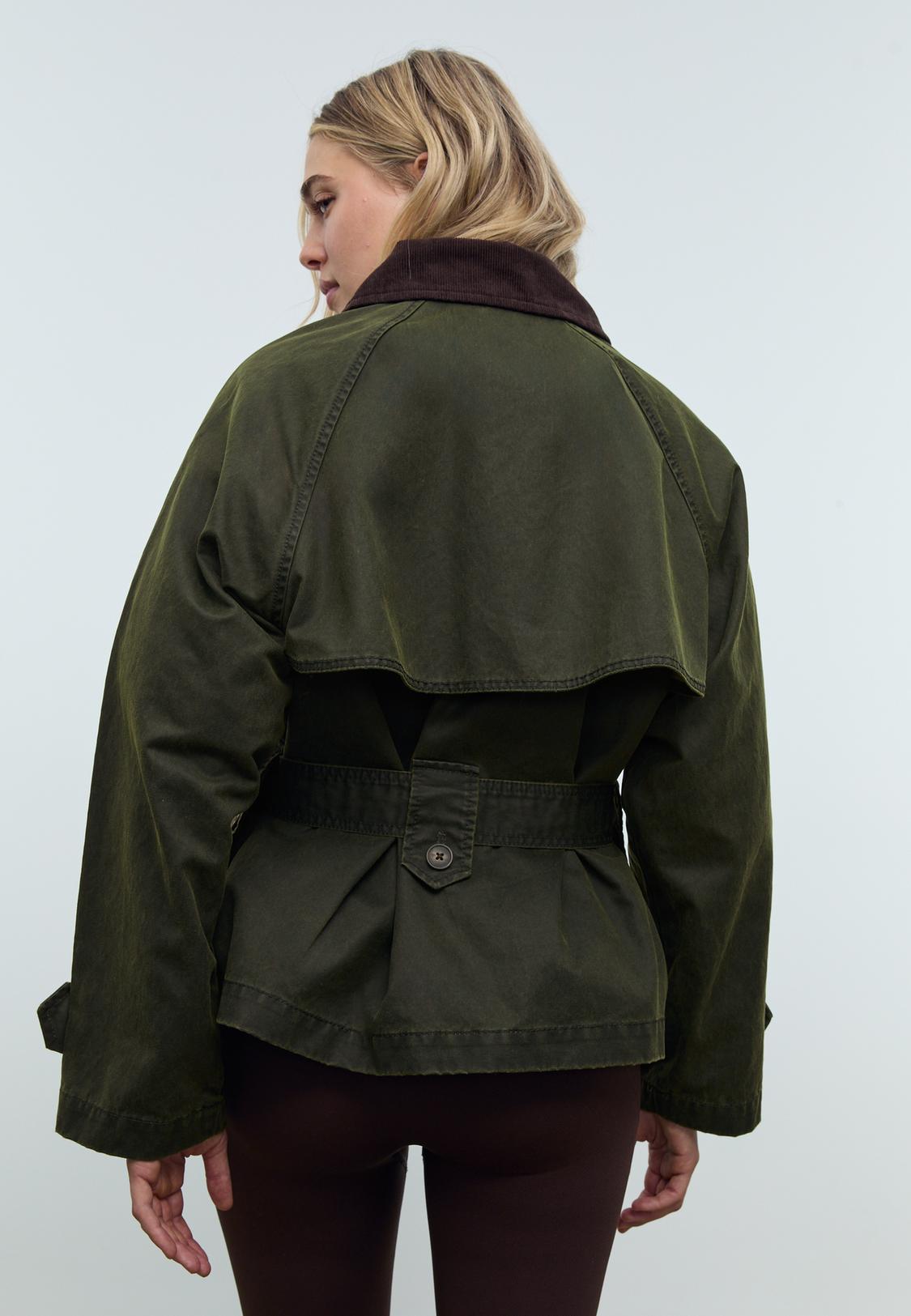 Kurzer gewachster Trenchcoat mit Gürtel