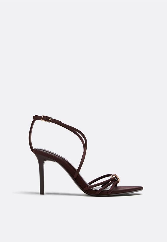 sandalias de tacao com detalhe