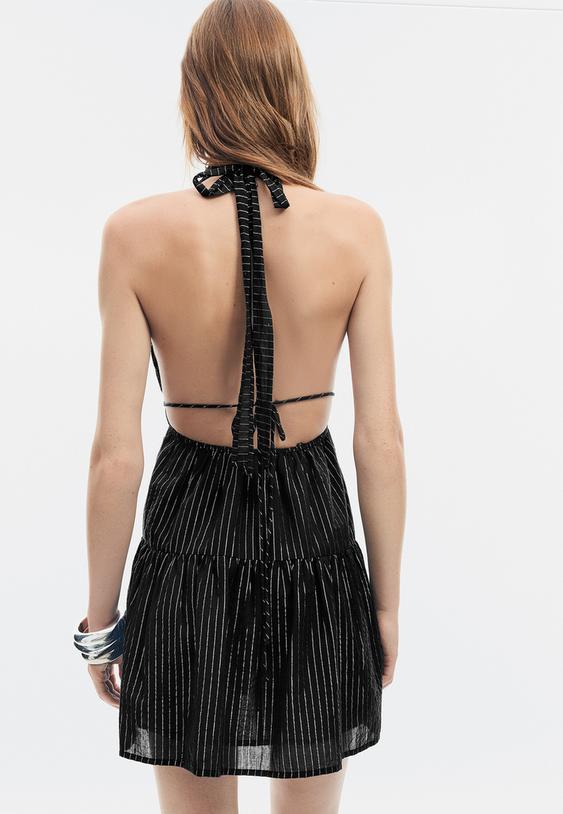 robe courte a encolure americaine et perles