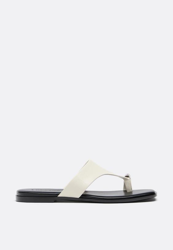 platte slippers met detail