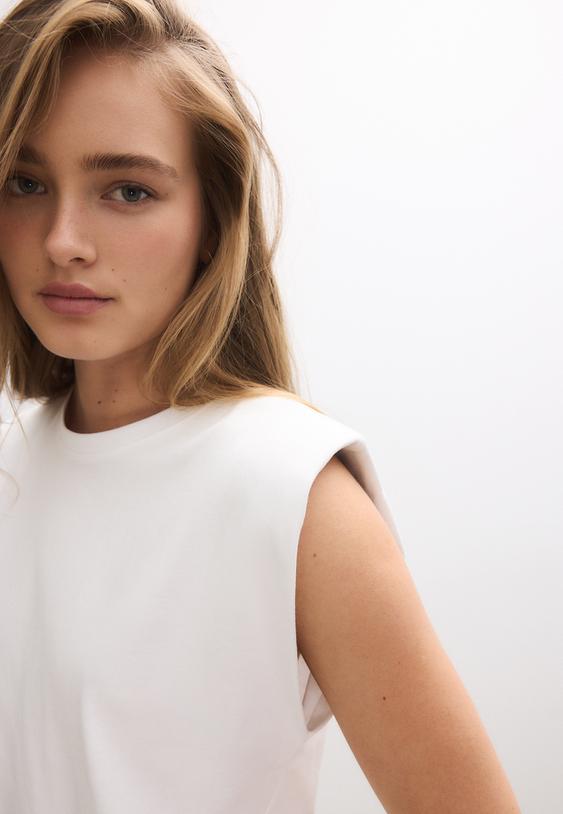 basictshirt-mit-schulterpolstern