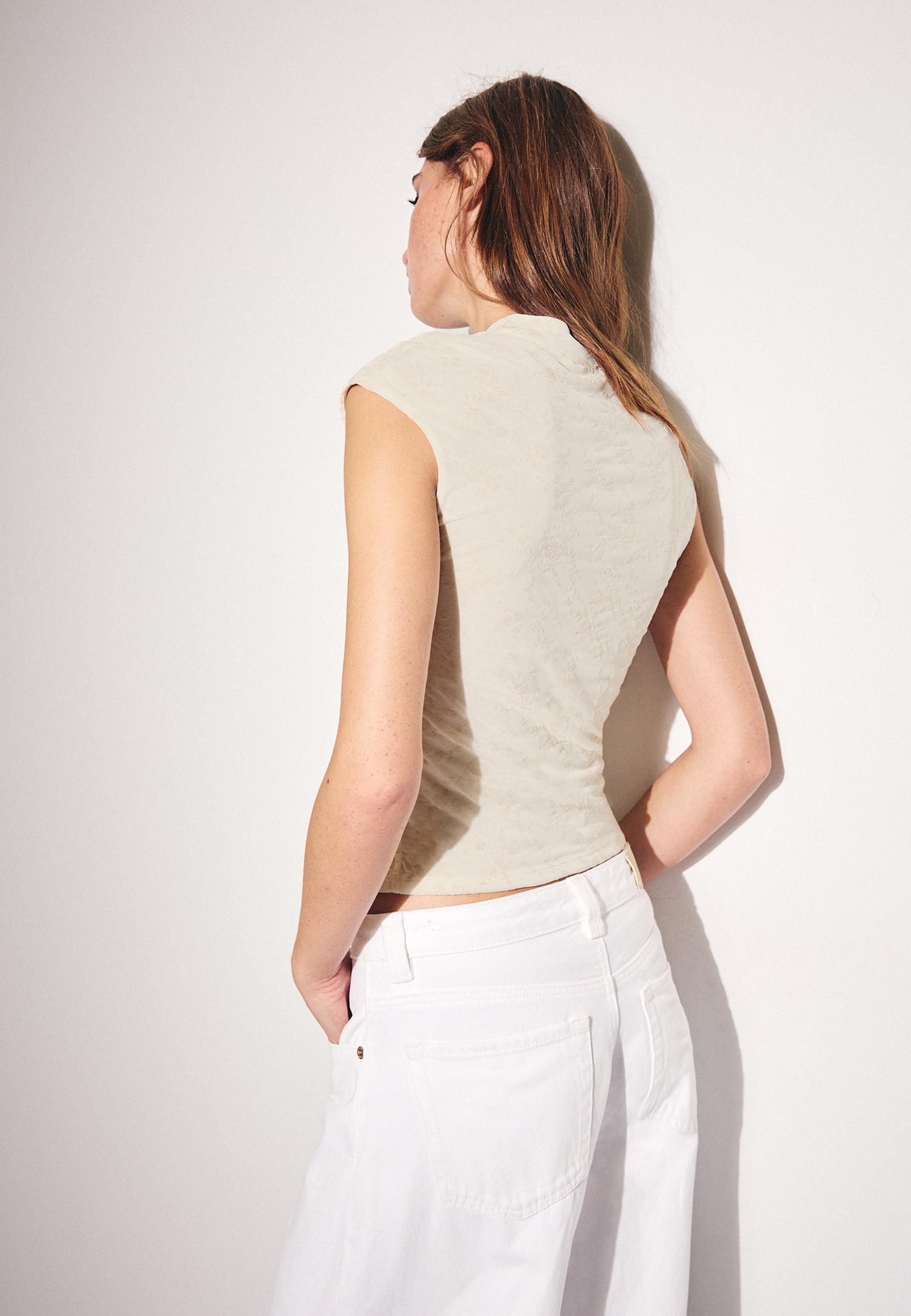 Flocked stand collar T-shirt — Ecru