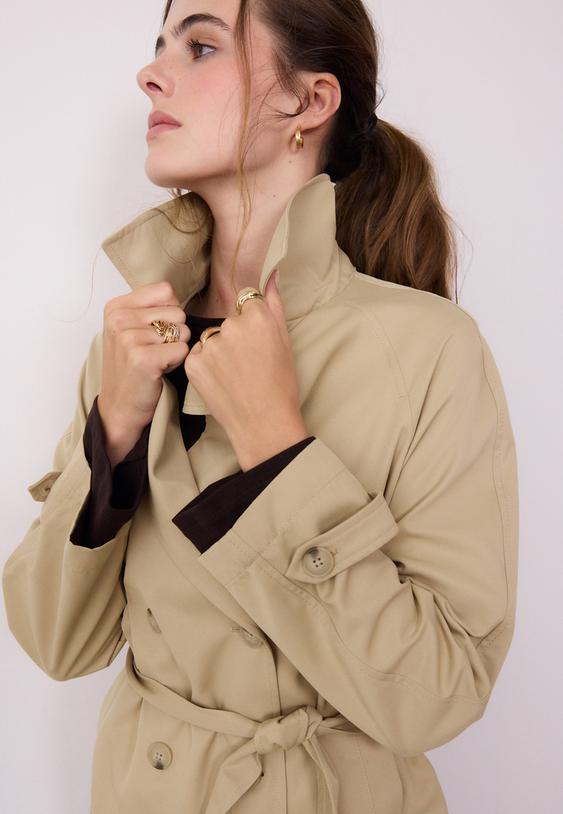 trench corto fluido con cintura