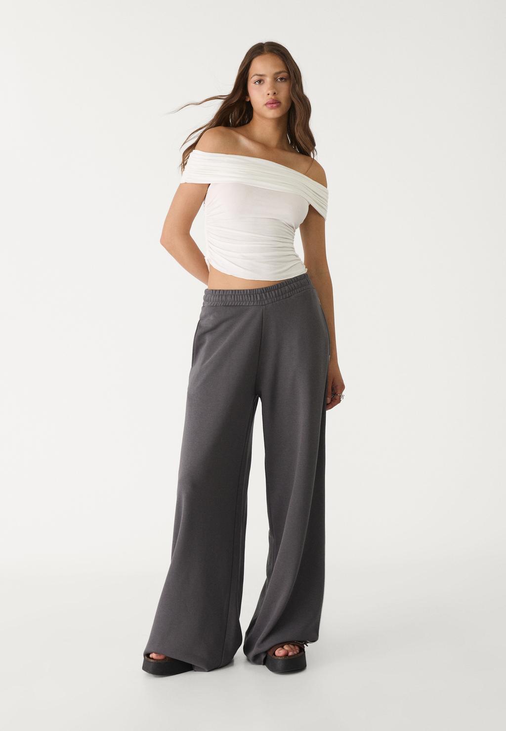 Pluszowe spodnie wide leg z ozdobnym obszyciem
