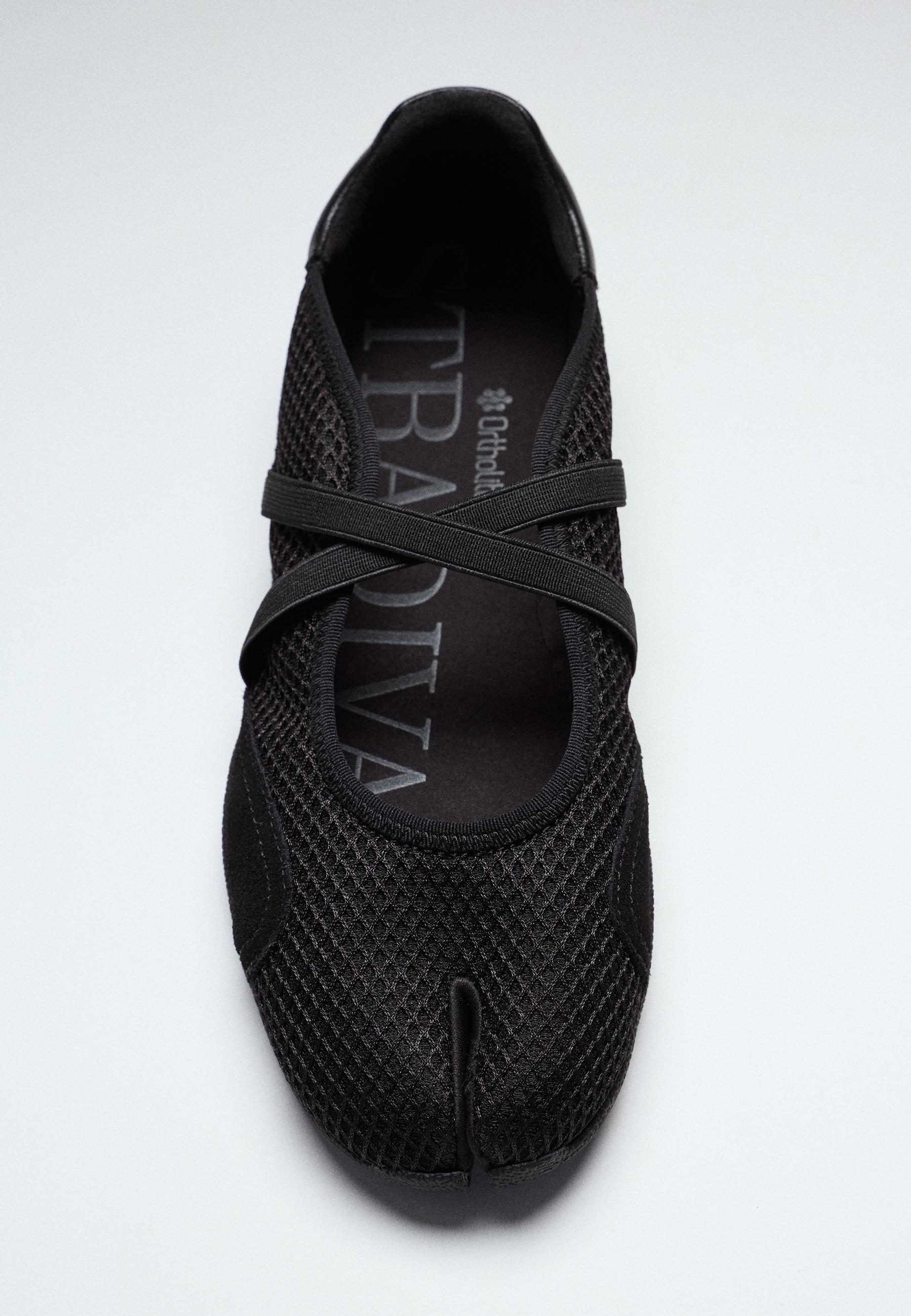 S032 Split-toe sneaker trainers — BLACK
