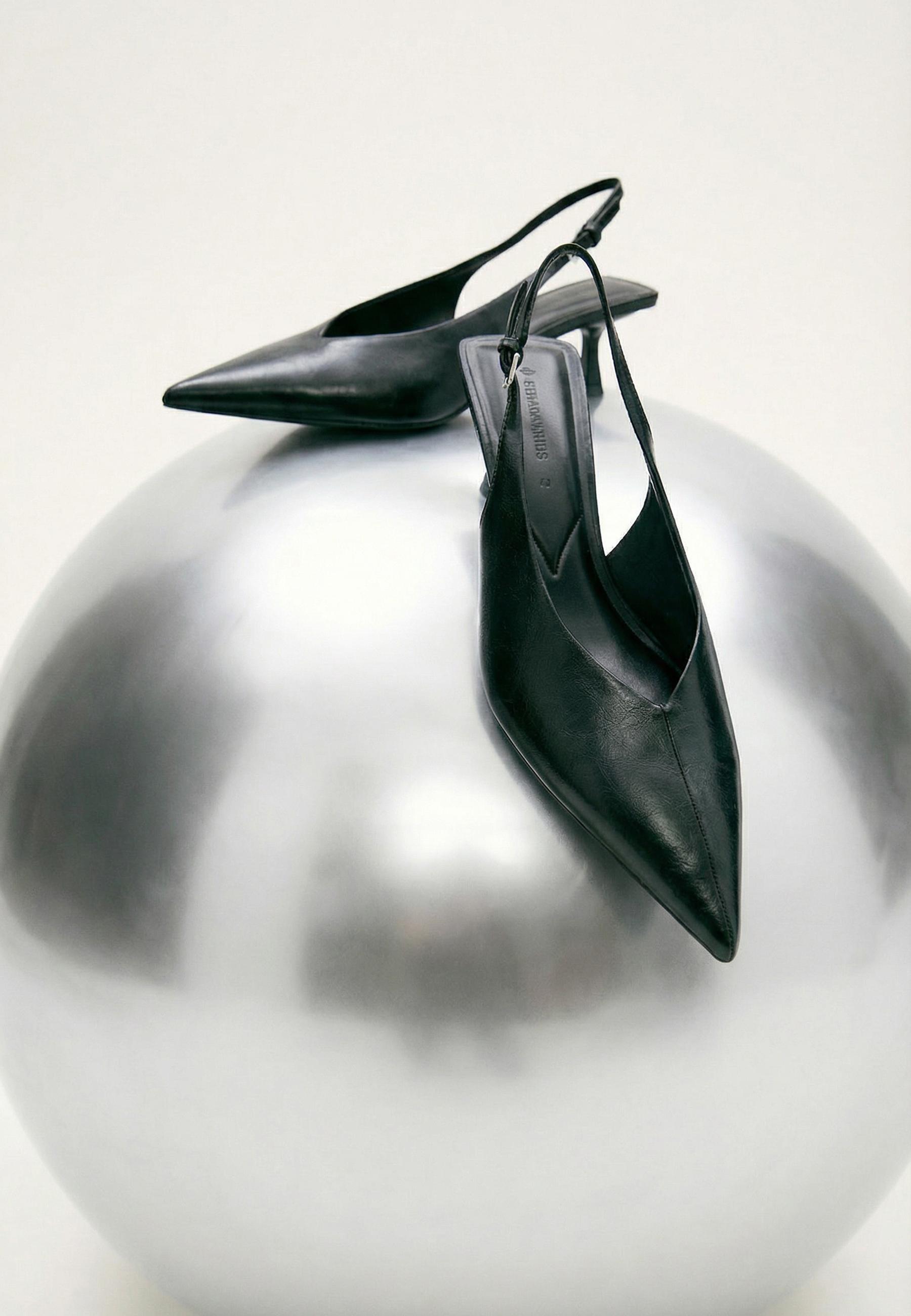 V-neck kitten heel shoes — BLACK