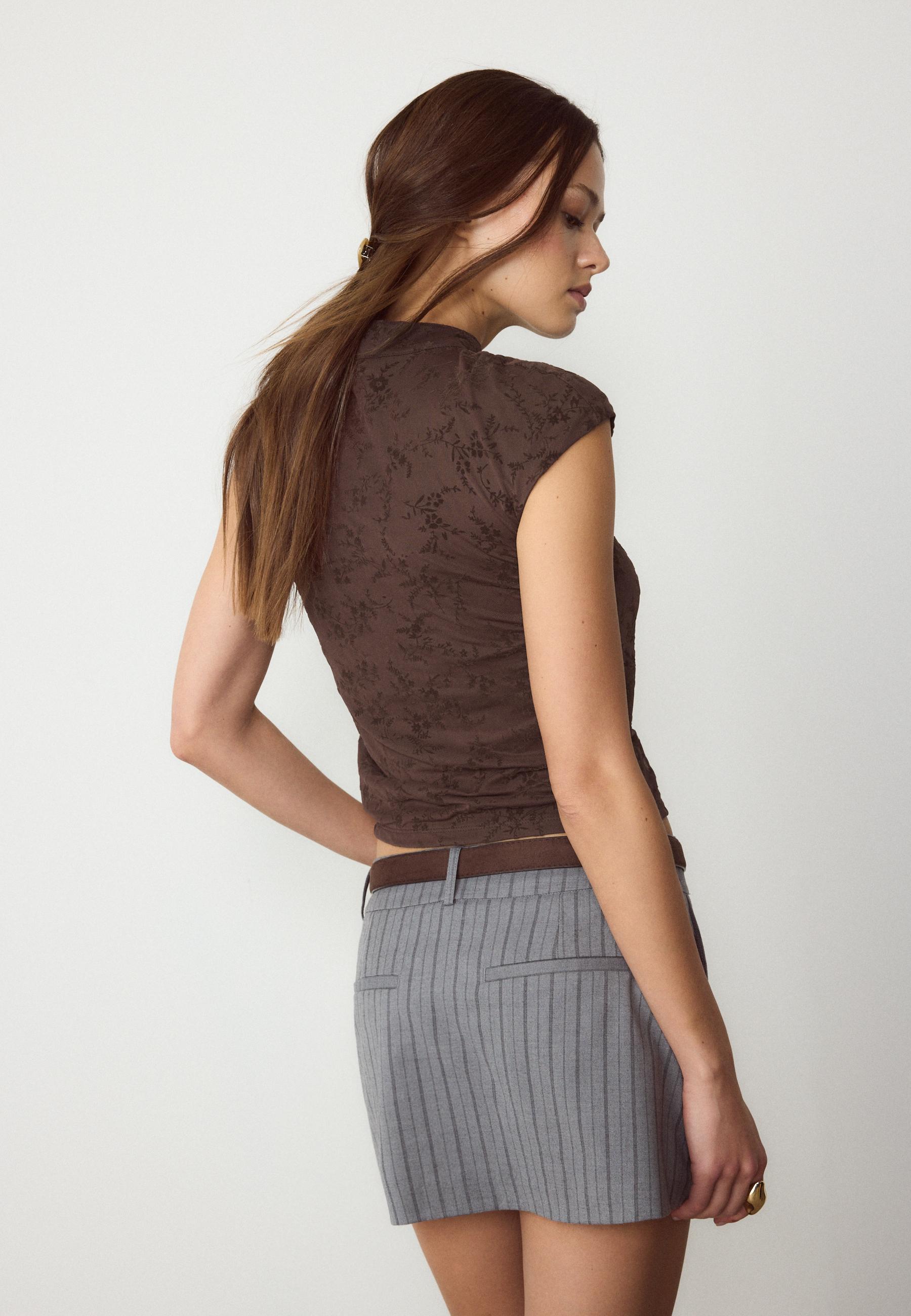 Flocked stand collar T-shirt — Brown