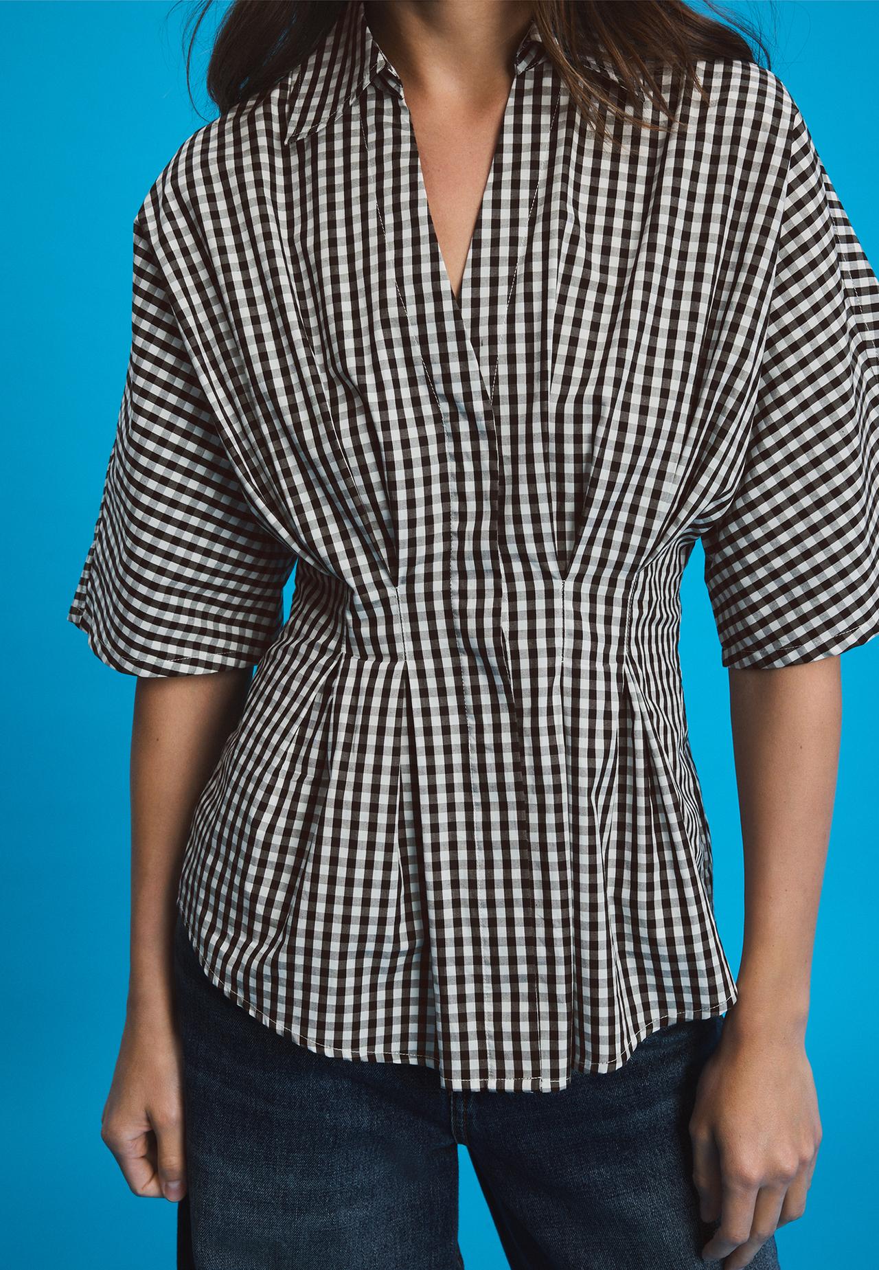 Fitted kimono sleeve shirt with pleats — Ecru