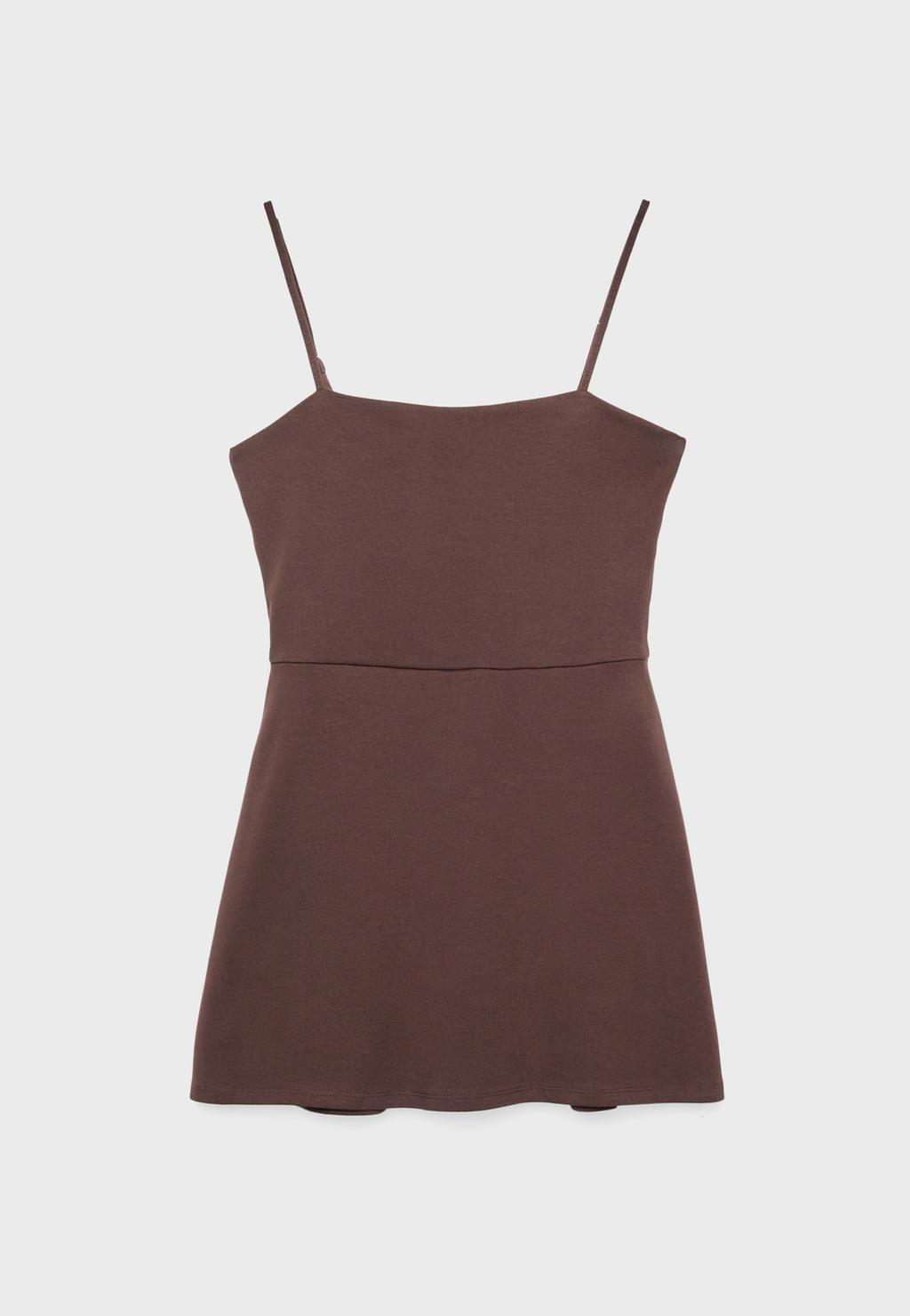 Kurzer Jumpsuit im Kleid-Stil mit Trägern