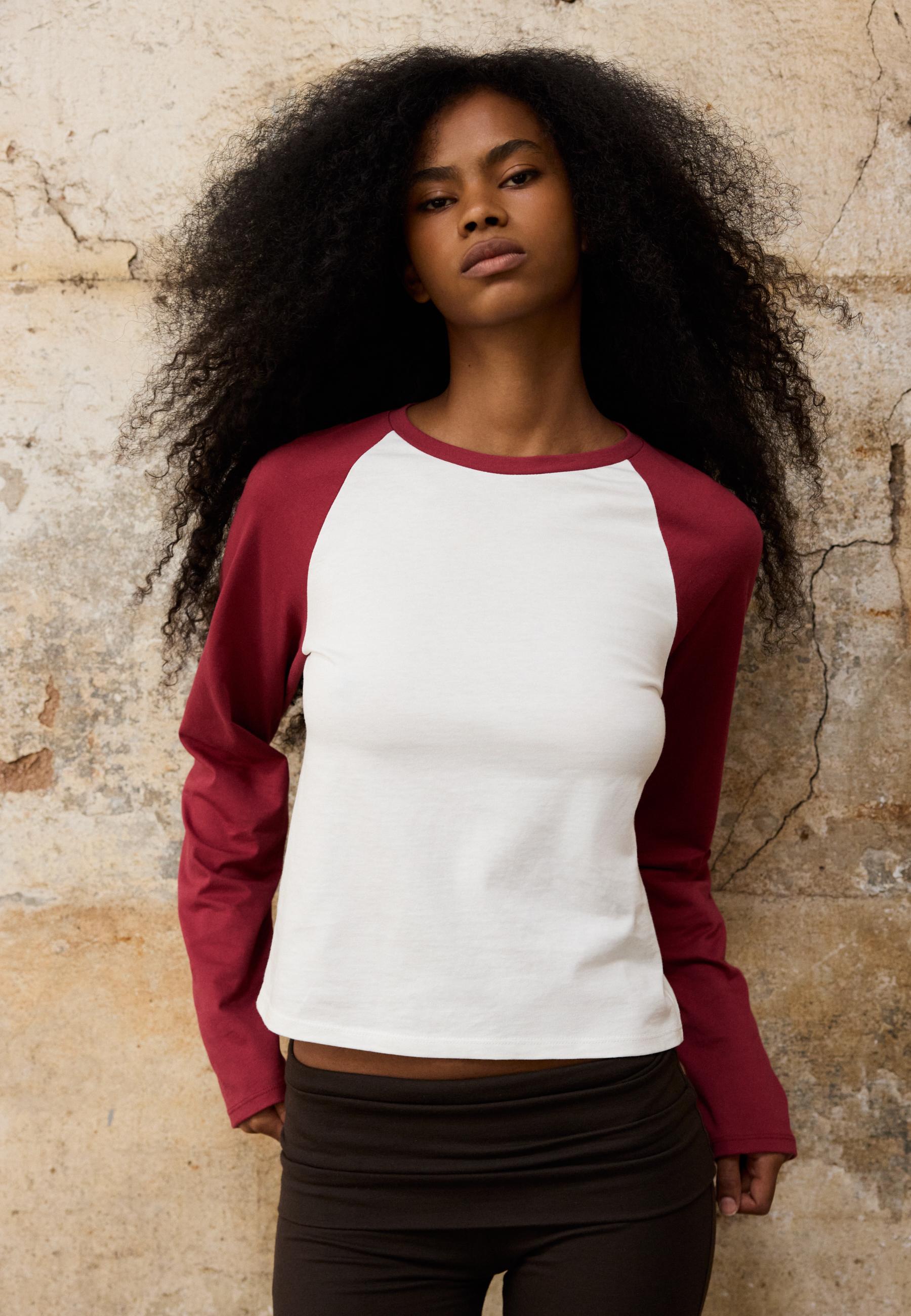 Baseball-style long sleeve T-shirt — Dark red