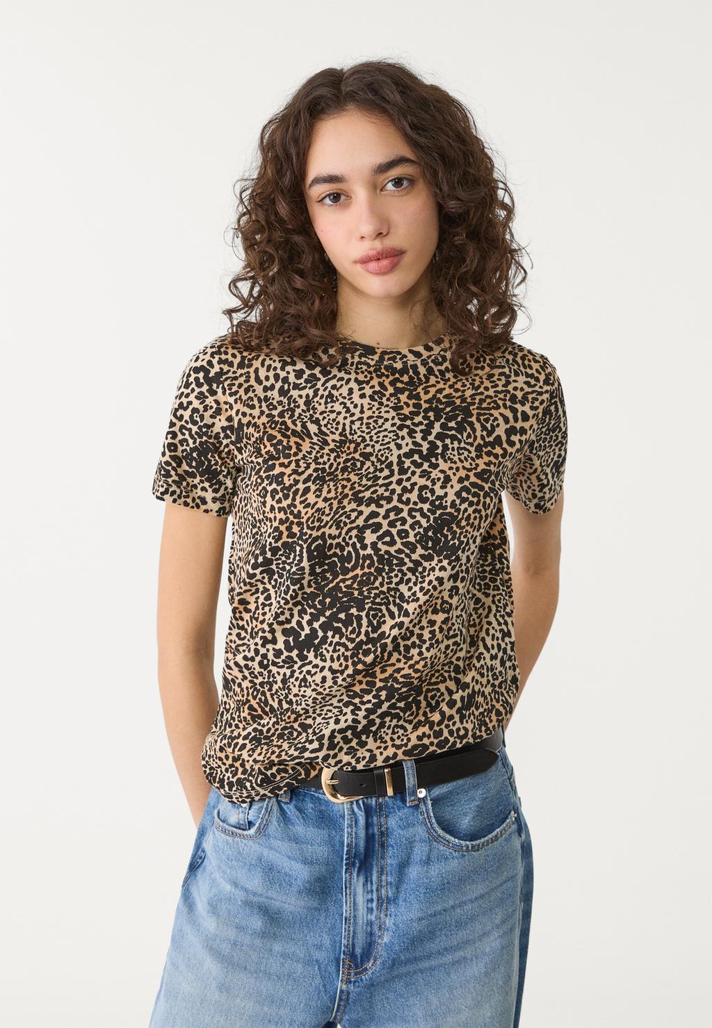 Camiseta básica regular fit cuello redondo leopardo