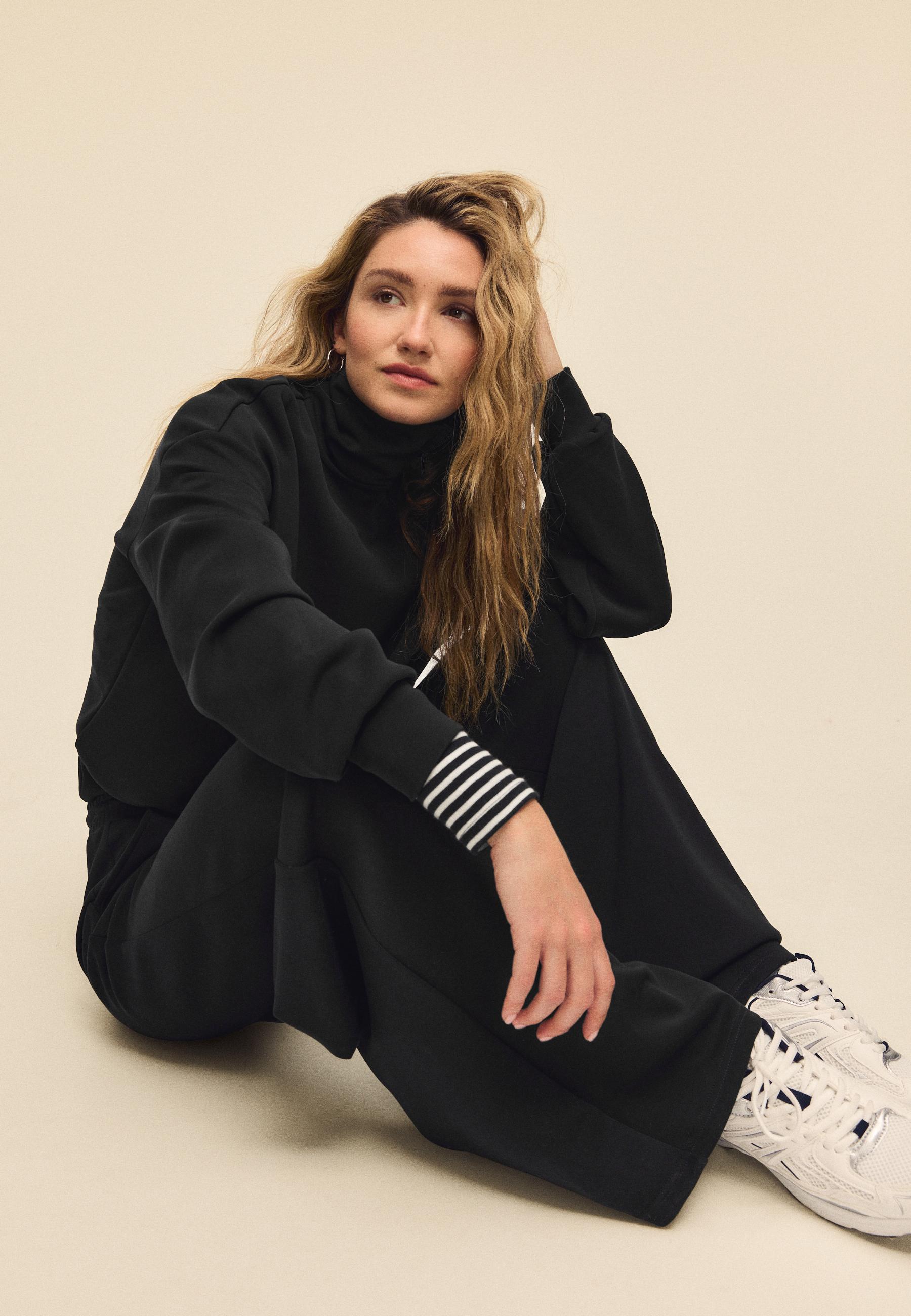 Soft-touch sweatshirt with side zip — Black