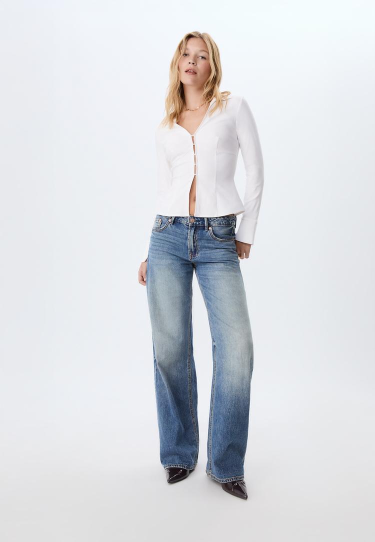 Stradivarius Vypasovaná Košile S Dlouhými Rukávy White Xs