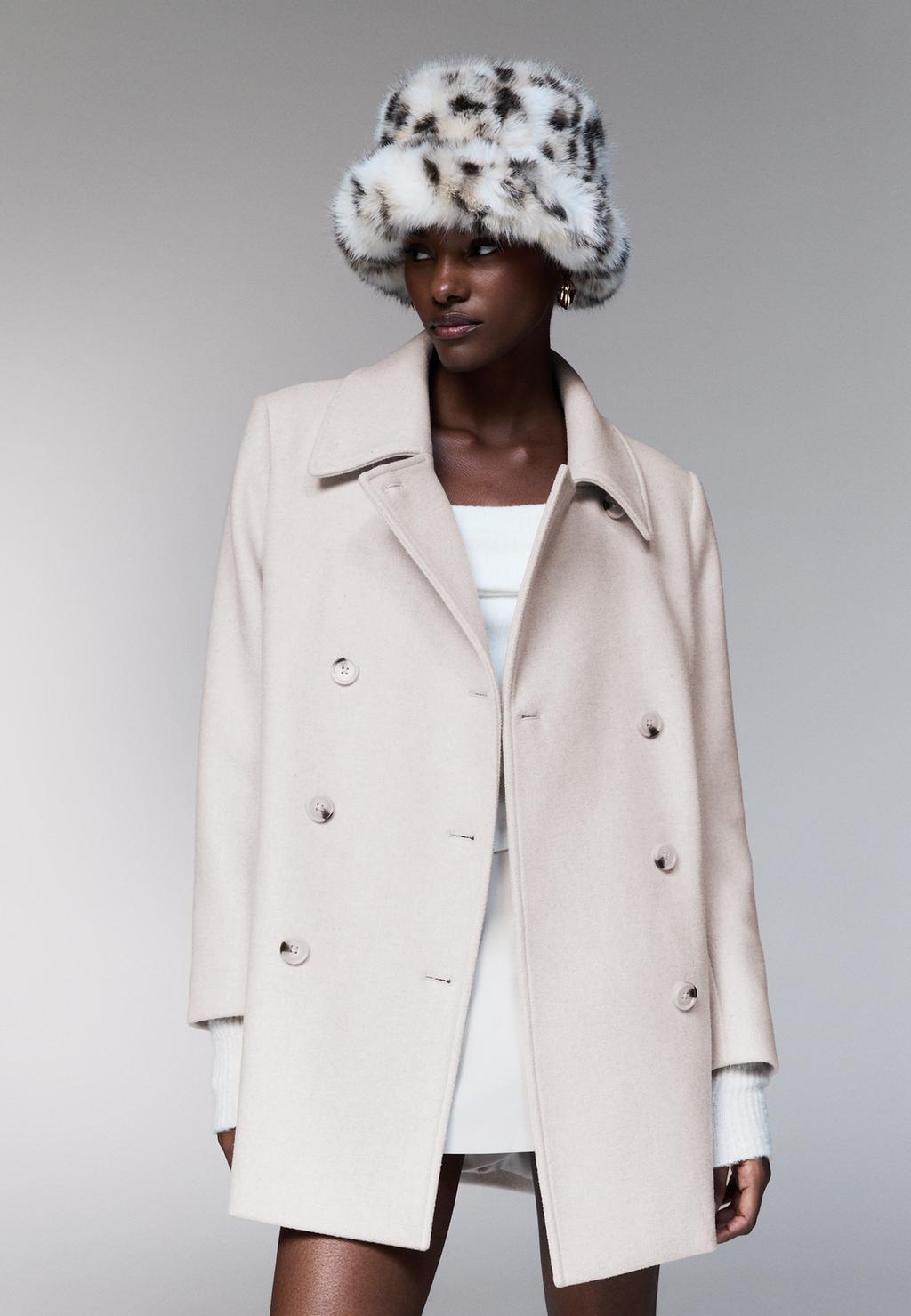 Coat with faux fur collar with felt texture