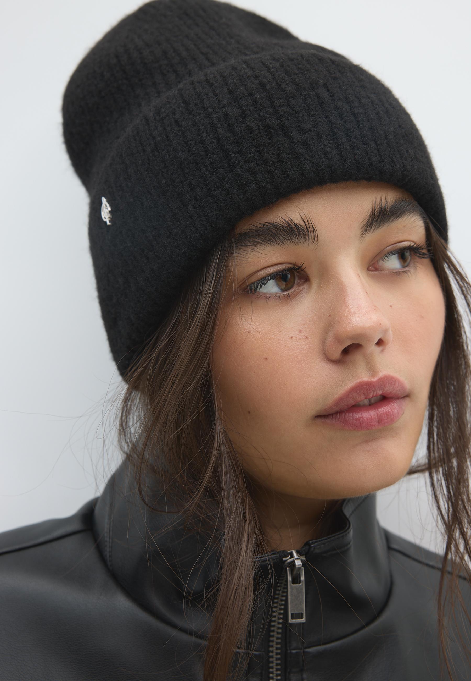 Basic knit hat — Black