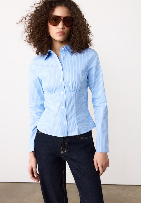 camisa ajustada bajo pecho