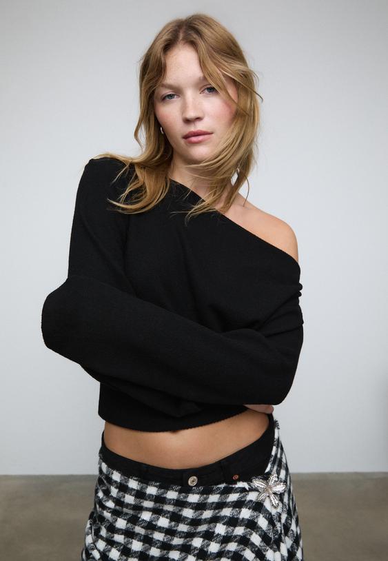 Pletena Majica S Polkrožnim Izrezom In Širokim Pasom