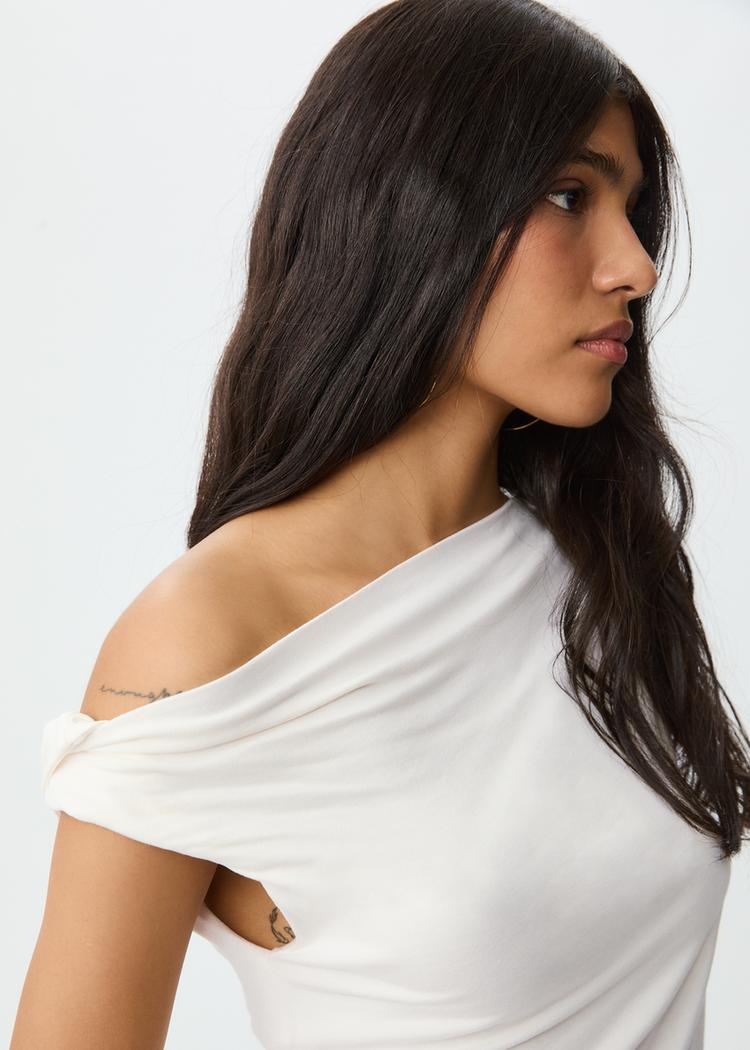 asymmetrisches-t-shirt-mit-tupfen-und-ruschen