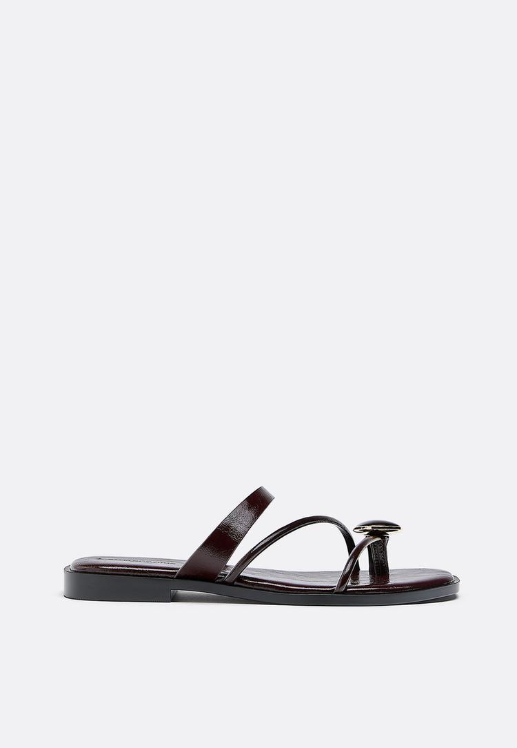 sandalias rasas com pormenor de pedra