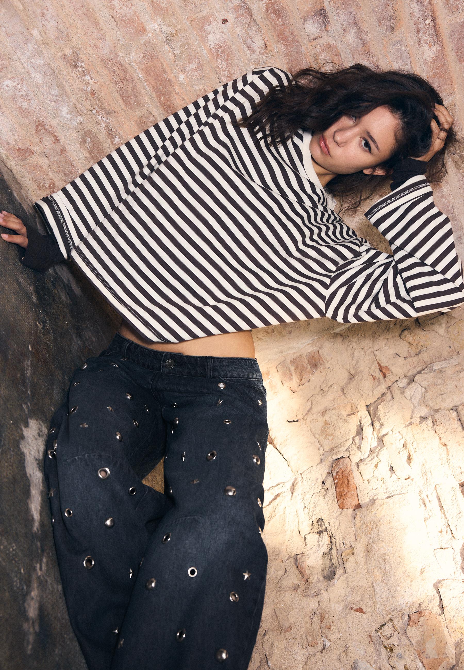 Barrel jeans with eyelets — BLACK DENIM WASHED EFFECT