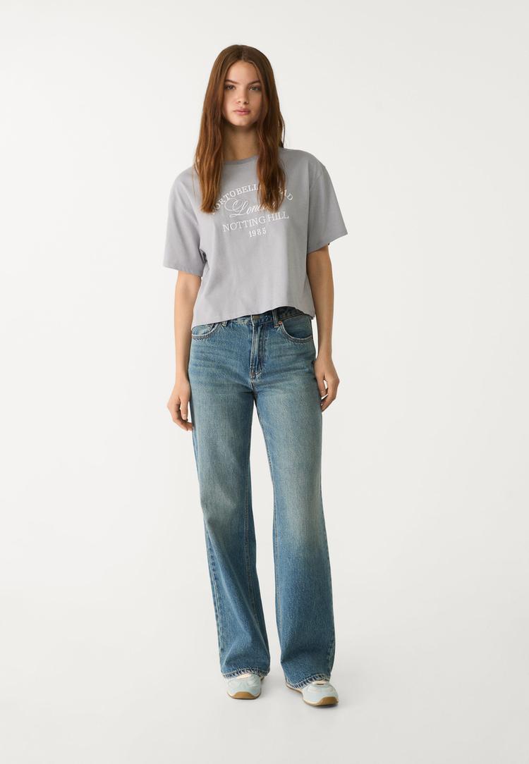 camiseta crop bordada
