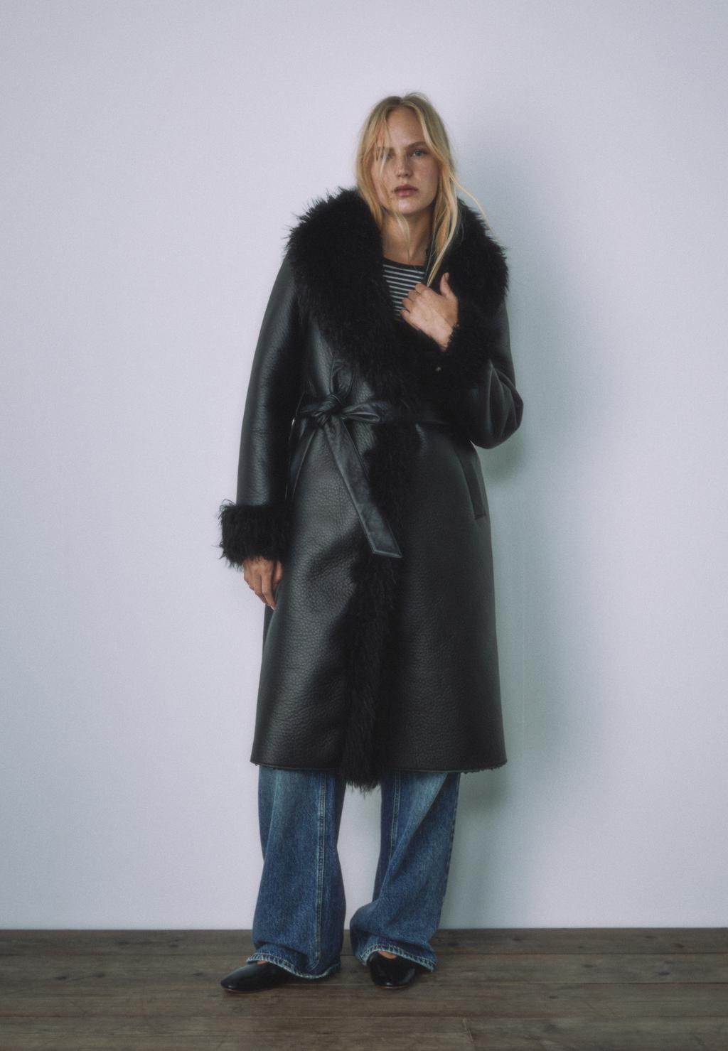 Langer Mantel mit Kunstfell-Detail