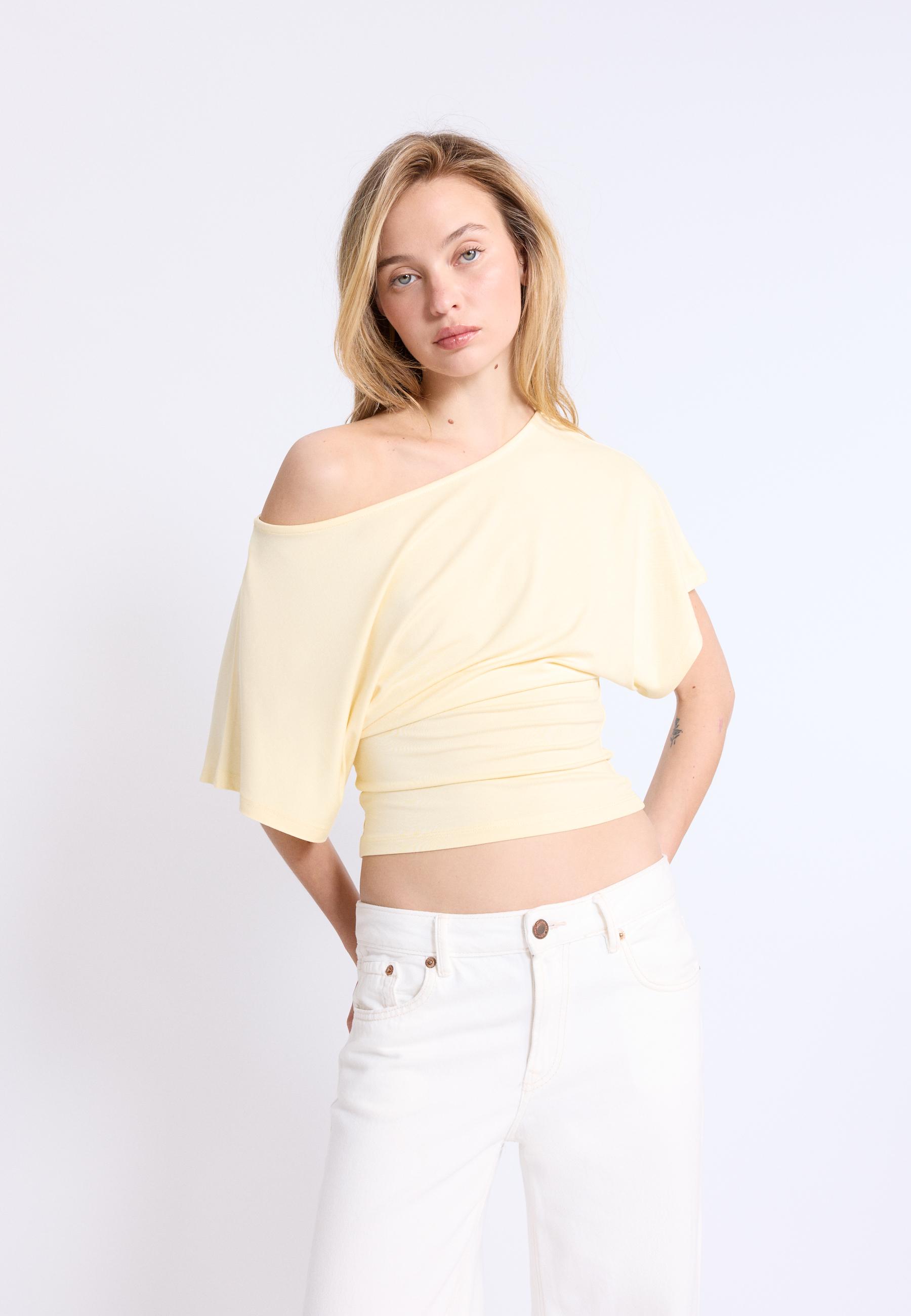 Short sleeve boat neck T-shirt — Pastel yellow