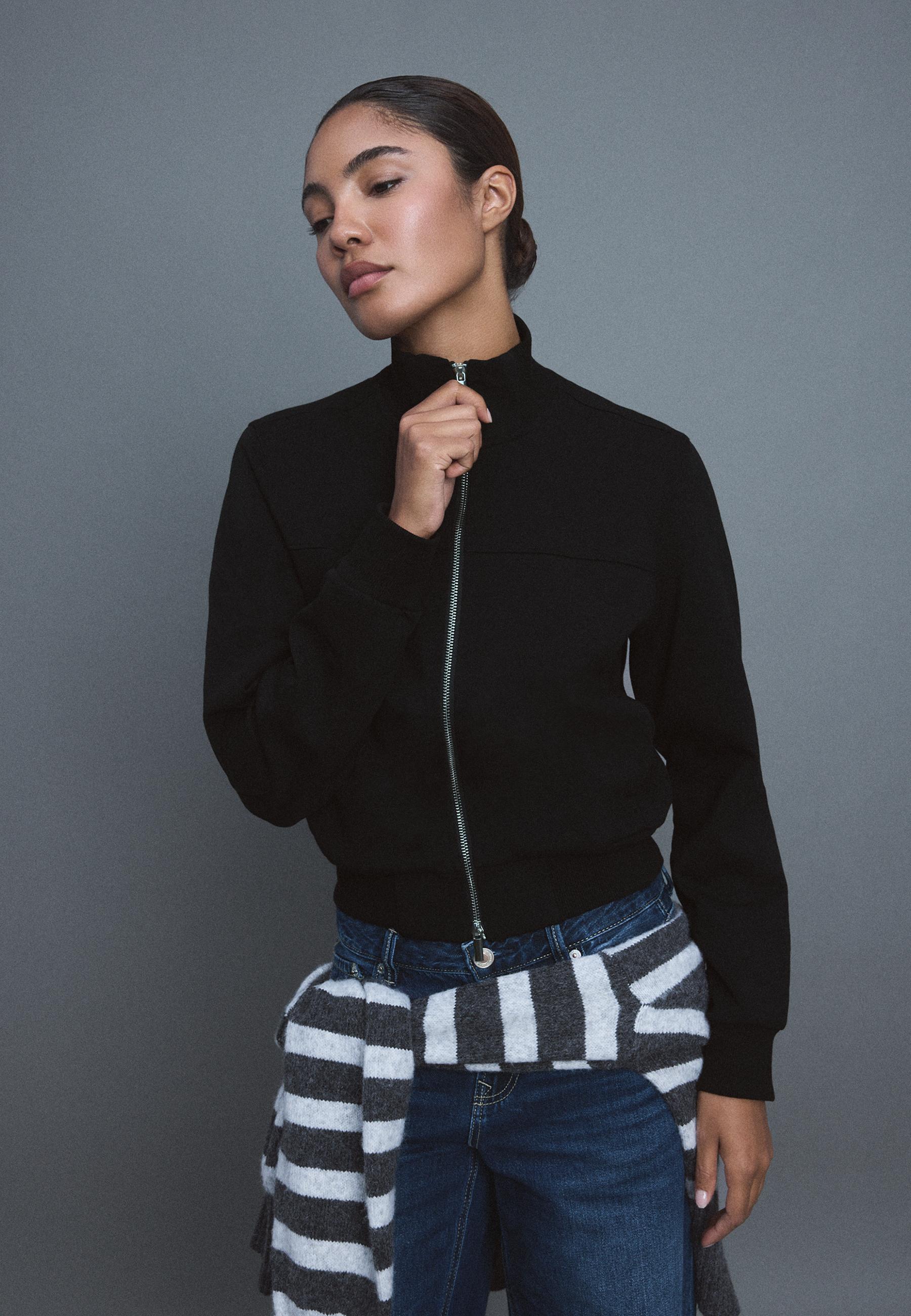 Stradivarius B09 Φούτερ Cropped Με Φερμουάρ Και Ψηλό Γιακά Μαύρο Xs