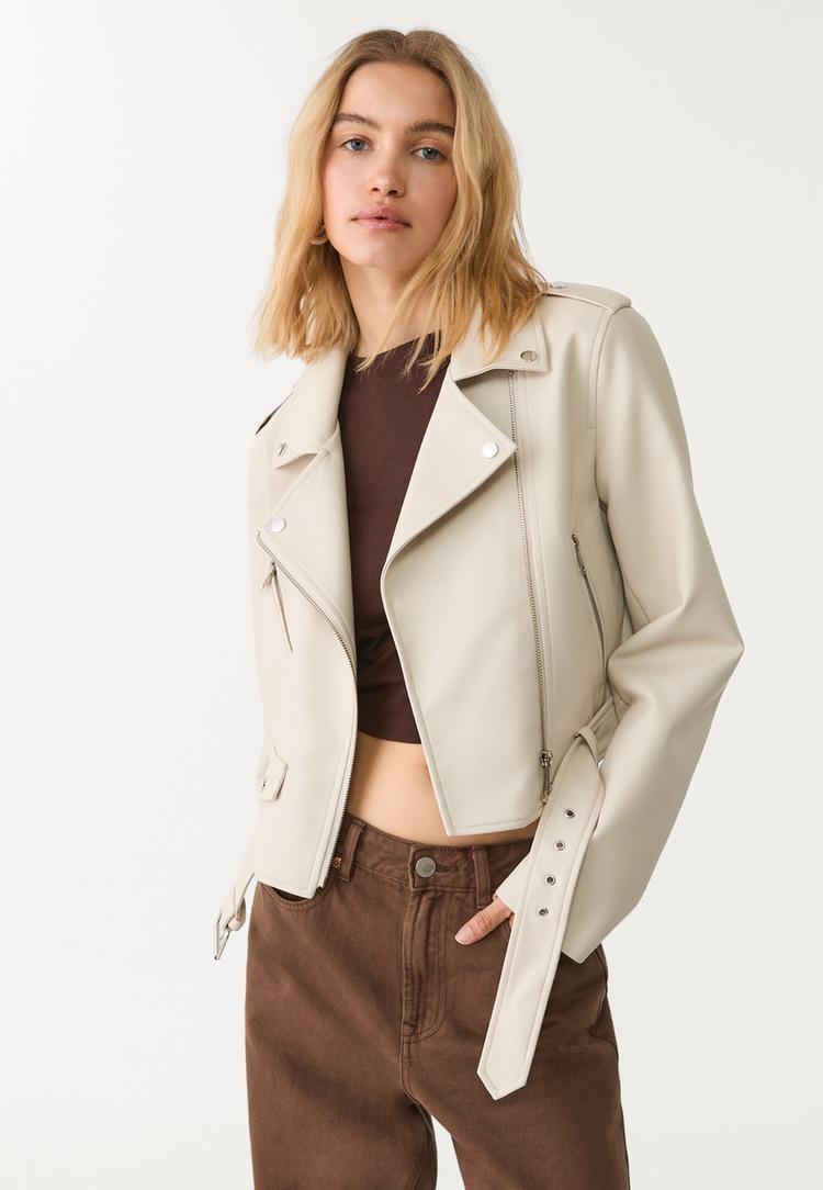 cazadora biker con cinturon efecto piel
